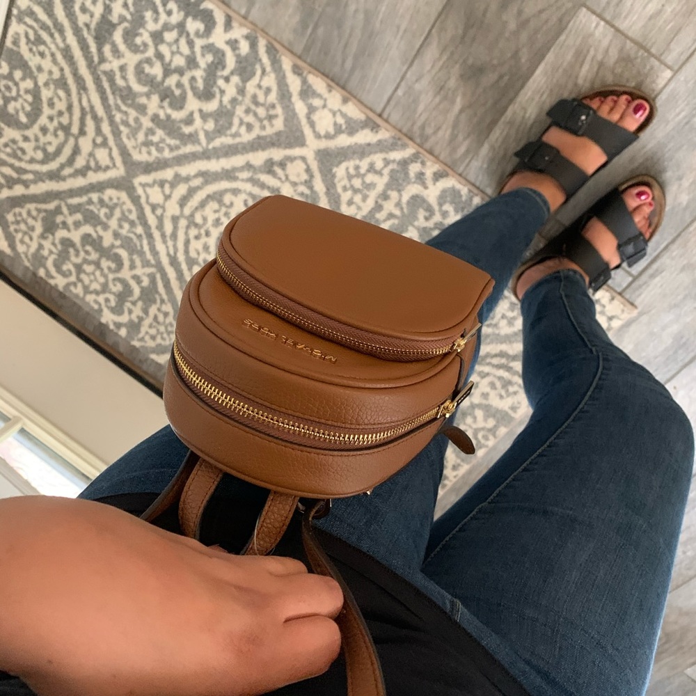 New super stylish MK small crossbody/ backpack 😍 - Picture 5 of 8